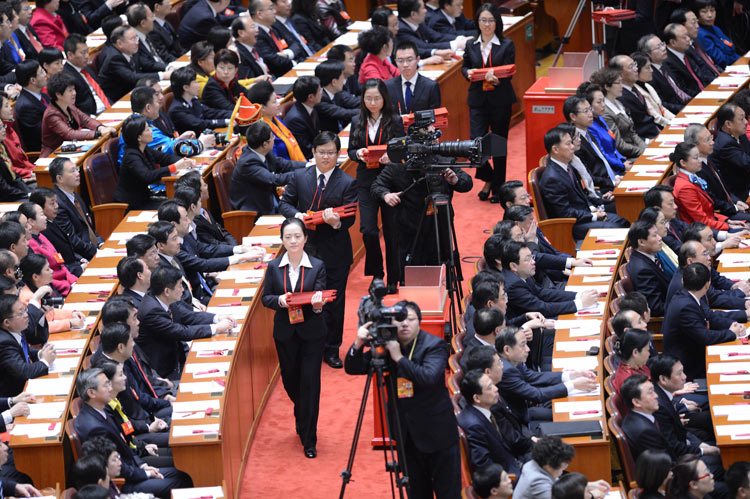   11月14日，中國共產(chǎn)黨第十八次全國代表大會閉幕會在北京人民大會堂舉行。這是工作人員在發(fā)選票。 新華社記者劉建生攝