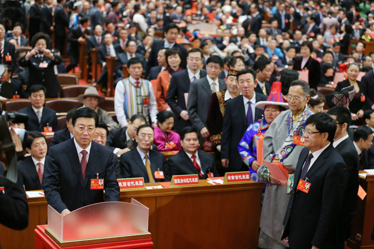   11月14日，中國共產(chǎn)黨第十八次全國代表大會閉幕會在北京人民大會堂舉行。 這是代表投票選舉中央委員會委員、候補委員和中央紀律檢查委員會委員。新華社記者鞠鵬攝