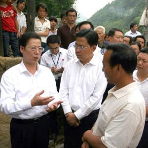 張高麗同志照片集            2008年6月18日，張高麗在地震重災(zāi)區(qū)陝西省寧強縣漢源鎮(zhèn)亢家洞村五裡坡組，與當?shù)仡I(lǐng)導(dǎo)同志共同研究天津市對口支援該縣恢復(fù)重建工作。