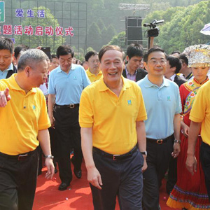 王岐山同志照片集            2012年5月19日，王岐山在湖南張家界出席2012“中國旅游日”主題活動啟動儀式。