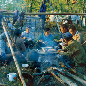 劉雲(yún)山同志照片集            1981年秋，劉雲(yún)山（中）作為新華社記者在內(nèi)蒙古敖魯古雅採訪時(shí)與鄂溫克獵民促膝交談。