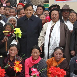 劉雲(yún)山同志照片集            2011年4月14日，劉雲(yún)山在青海省玉樹縣結(jié)古鎮(zhèn)考察災(zāi)后重建項(xiàng)目后與災(zāi)區(qū)群眾合影。