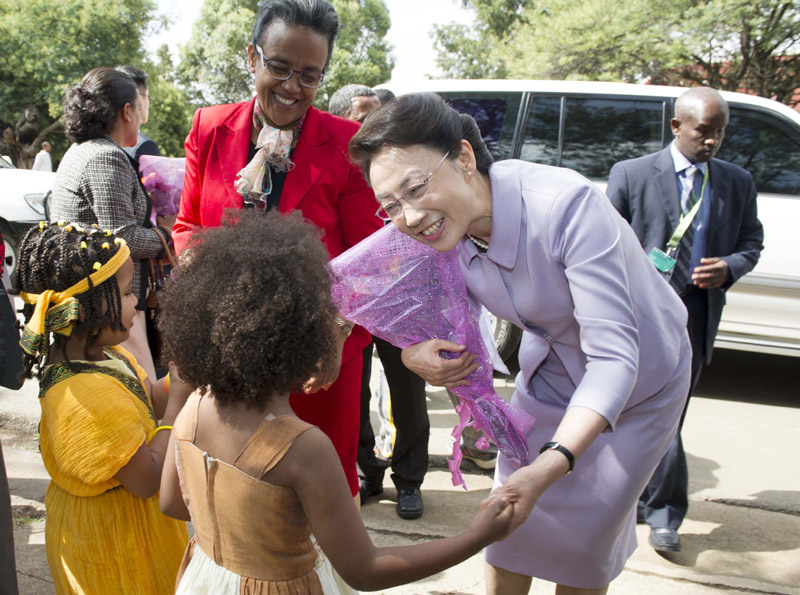 5月5日，李克強總理夫人程虹在埃塞俄比亞總理夫人羅曼·塔斯法耶的陪同下參觀亞的斯亞貝巴大學(xué)，觀摩漢語授課，與學(xué)生們交流，觀看學(xué)生們的中國文化才藝展示，還捐贈了書籍、計算機等物品。程虹說，你們是文化的紐帶，感謝你們對中國人民的情誼。你們對中國文化的熱愛感動了我，也會感動中國人民。新華社記者 謝環(huán)馳 攝