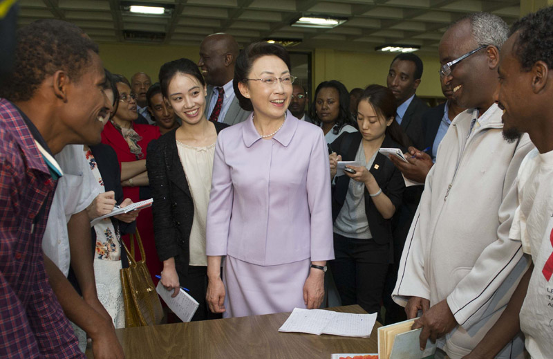 5月5日，李克強總理夫人程虹在埃塞俄比亞總理夫人羅曼·塔斯法耶的陪同下參觀亞的斯亞貝巴大學，觀摩漢語授課，與學生們交流，觀看學生們的中國文化才藝展示，還捐贈了書籍、計算機等物品。程虹說，你們是文化的紐帶，感謝你們對中國人民的情誼。你們對中國文化的熱愛感動了我，也會感動中國人民。新華社記者 謝環(huán)馳 攝