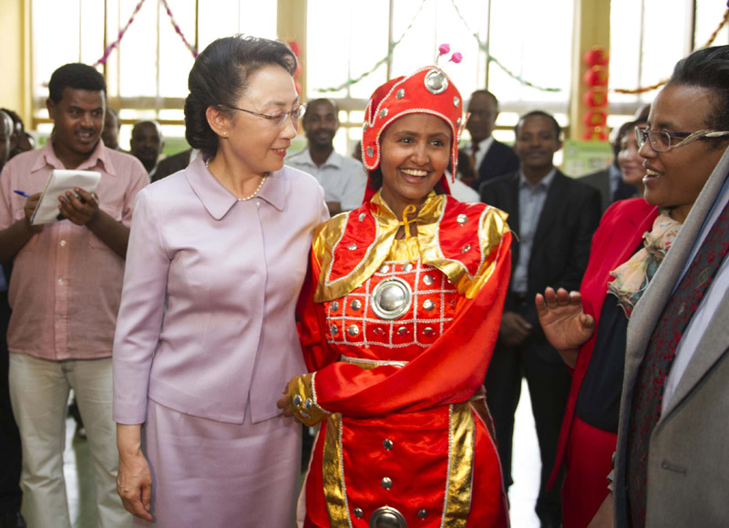 5月5日，李克強(qiáng)總理夫人程虹在埃塞俄比亞總理夫人羅曼·塔斯法耶的陪同下參觀亞的斯亞貝巴大學(xué)，觀摩漢語(yǔ)授課，與學(xué)生們交流，觀看學(xué)生們的中國(guó)文化才藝展示，還捐贈(zèng)了書(shū)籍、計(jì)算機(jī)等物品。程虹說(shuō)，你們是文化的紐帶，感謝你們對(duì)中國(guó)人民的情誼。你們對(duì)中國(guó)文化的熱愛(ài)感動(dòng)了我，也會(huì)感動(dòng)中國(guó)人民。新華社記者 謝環(huán)馳 攝