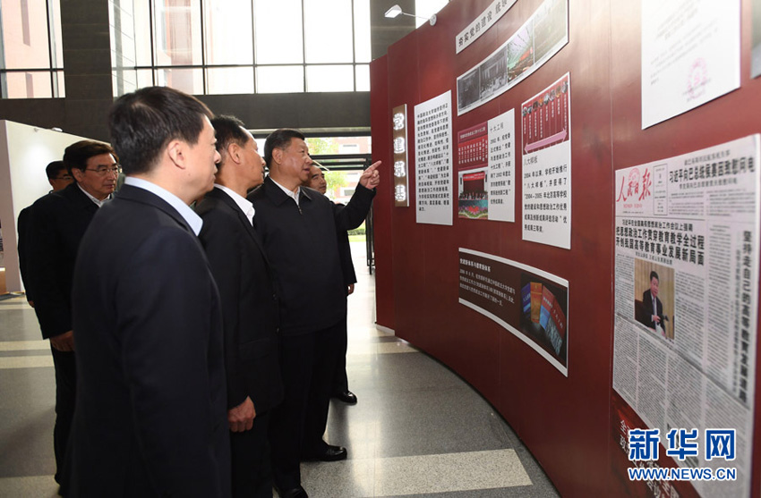 5月3日，中共中央總書記、國家主席、中央軍委主席習(xí)近平來到中國政法大學(xué)考察。這是習(xí)近平參觀校史及成果展。 新華社記者 李學(xué)仁 攝