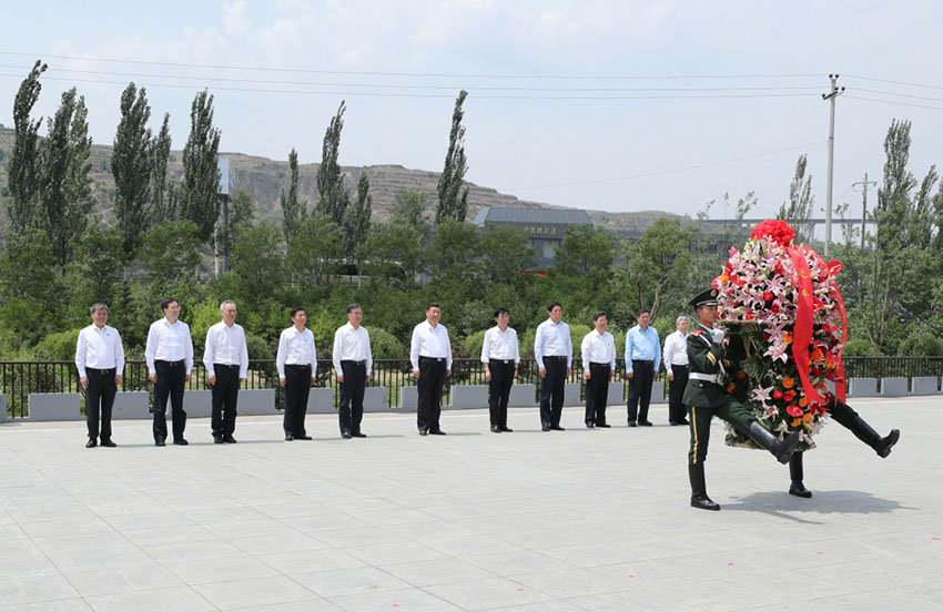 6月21日，中共中央總書記、國(guó)家主席、中央軍委主席習(xí)近平到山西考察調(diào)研。這是習(xí)近平來(lái)到興縣，參觀晉綏邊區(qū)革命紀(jì)念館，向革命烈士敬獻(xiàn)花籃。新華社記者 龐興雷 攝