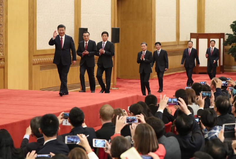 10月25日，剛剛在中共十九屆一中全會(huì)上當(dāng)選的中共中央總書(shū)記習(xí)近平和中央政治局常委李克強(qiáng)、栗戰(zhàn)書(shū)、汪洋、王滬寧、趙樂(lè)際、韓正在北京人民大會(huì)堂同採(cǎi)訪(fǎng)十九大的中外記者見(jiàn)面。新華社記者 馬佔(zhàn)成 攝