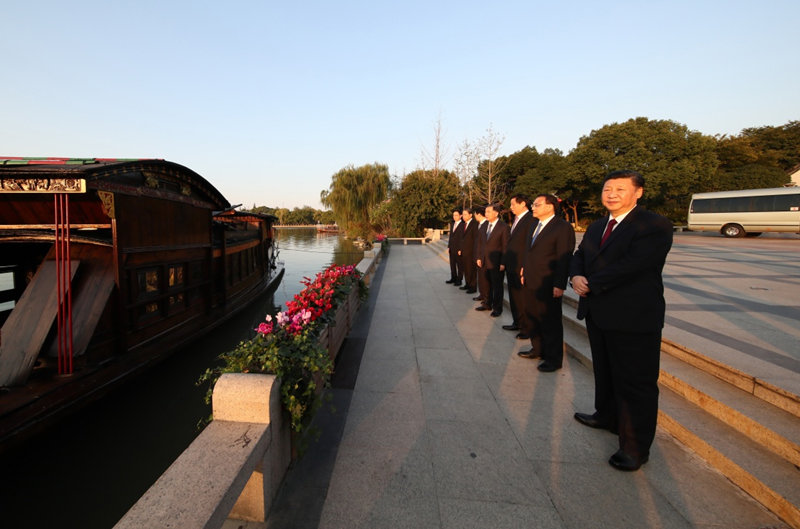 10月31日，中共中央總書記、國家主席、中央軍委主席習(xí)近平帶領(lǐng)中共中央政治局常委李克強(qiáng)、栗戰(zhàn)書、汪洋、王滬寧、趙樂際、韓正，瞻仰上海中共一大會址和浙江嘉興南湖紅船。這是習(xí)近平等在浙江嘉興南湖邊瞻仰紅船。新華社記者 蘭紅光 攝