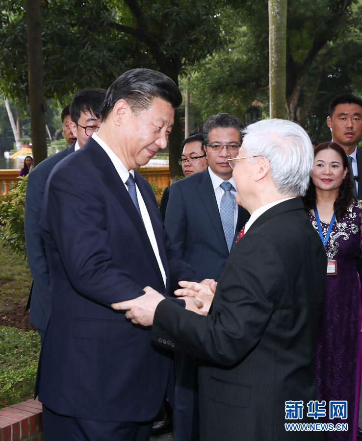 11月13日，中共中央總書記、國(guó)家主席習(xí)近平在河內(nèi)越共中央駐地再次會(huì)見越共中央總書記阮富仲。會(huì)見后，習(xí)近平和阮富仲前往胡志明故居繼續(xù)交流。新華社記者 蘭紅光 攝