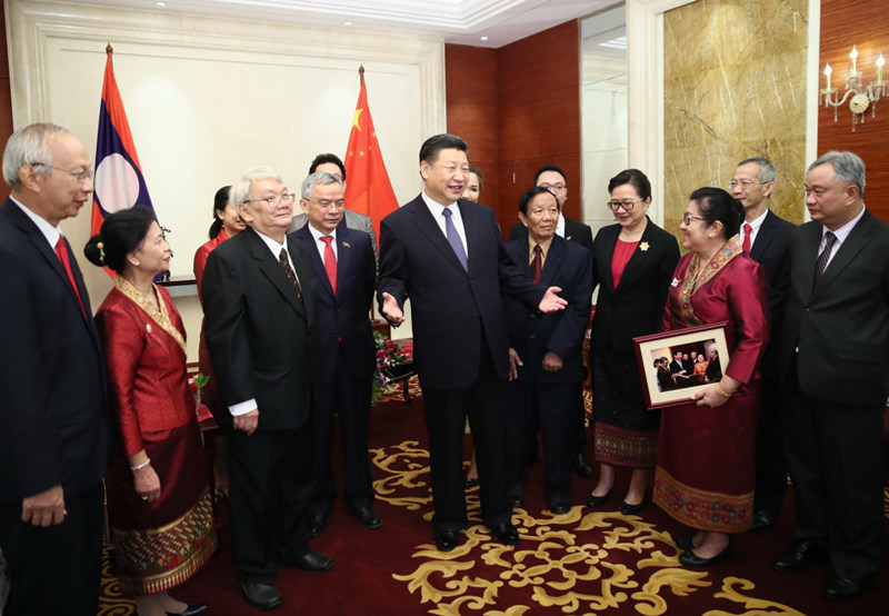 11月14日，中共中央總書記、國家主席習(xí)近平在萬象下榻飯店會見老撾奔舍那家族友人。 新華社記者 蘭紅光 攝