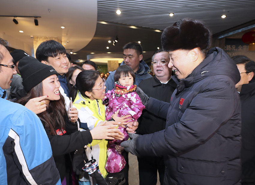 1月23日，中共中央總書記、國家主席、中央軍委主席習(xí)近平在河北省張家口市考察北京冬奧會(huì)籌辦工作。這是習(xí)近平在雲(yún)頂滑雪場雪具大廳同游客和滑雪愛好者親切交談。新華社記者 蘭紅光 攝