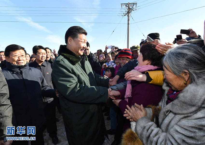 1月24日，中共中央總書記、國家主席、中央軍委主席習(xí)近平來到河北省張家口市，看望慰問基層干部群眾，考察脫貧攻堅(jiān)工作。這是習(xí)近平在張北縣小二臺鎮(zhèn)德勝村看望慰問村民，向鄉(xiāng)親們拜年。新華社記者 李濤 攝