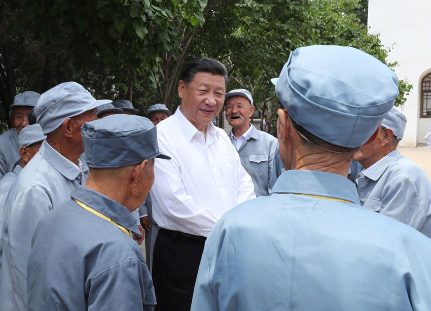 6月21日，中共中央總書記、國(guó)家主席、中央軍委主席習(xí)近平到山西考察調(diào)研。這是習(xí)近平來到興縣晉綏軍區(qū)司令部舊址，同當(dāng)年在晉綏邊區(qū)參加對(duì)敵斗爭(zhēng)的老戰(zhàn)士們親切交談。新華社記者 龐興雷 攝