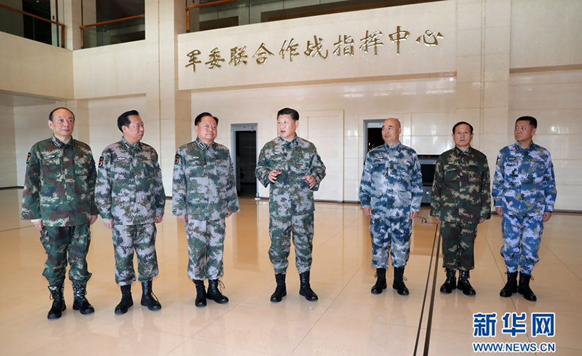 11月3日，中共中央總書記、國(guó)家主席、中央軍委主席、軍委聯(lián)指總指揮習(xí)近平視察軍委聯(lián)合作戰(zhàn)指揮中心，表明新一屆軍委貫徹落實(shí)黨的十九大精神、推動(dòng)全軍各項(xiàng)工作向能打仗、打勝仗聚焦的鮮明態(tài)度。這是習(xí)近平帶領(lǐng)軍委一班人研究軍委聯(lián)指中心建設(shè)情況。新華社記者 李 剛攝