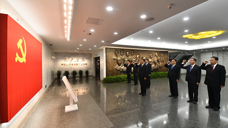 10月31日，中共中央總書記、國家主席、中央軍委主席習近平帶領(lǐng)中共中央政治局常委李克強、栗戰(zhàn)書、汪洋、王滬寧、趙樂際、韓正，瞻仰上海中共一大會址和浙江嘉興南湖紅船。這是31日上午，在上海中共一大會址紀念館，習近平帶領(lǐng)其他中共中央政治局常委同志一起重溫入黨誓詞。新華社記者 李濤 攝