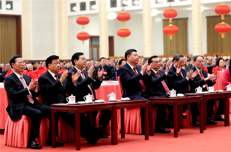 1月26日，中共中央、國務(wù)院在北京人民大會(huì)堂舉行2017年春節(jié)團(tuán)拜會(huì)。黨和國家領(lǐng)導(dǎo)人習(xí)近平、李克強(qiáng)、張德江、俞正聲、劉雲(yún)山、王岐山、張高麗等同首都各界人士歡聚一堂，共迎新春。新華社記者 鞠鵬 攝