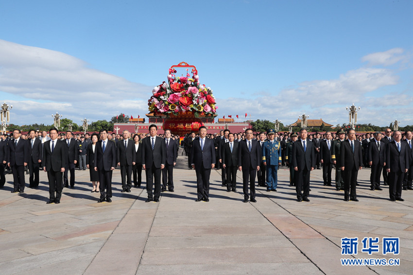 9月30日上午，黨和國家領(lǐng)導(dǎo)人習(xí)近平、李克強(qiáng)、栗戰(zhàn)書、汪洋、王滬寧、趙樂際、韓正、王岐山等來到北京天安門廣場，出席烈士紀(jì)念日向人民英雄敬獻(xiàn)花籃儀式。 新華社記者鞠鵬攝