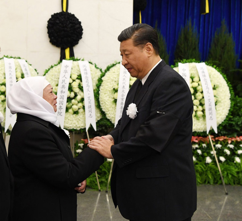 10月18日，司馬義·艾買提同志遺體送別在北京八寶山革命公墓舉行。習(xí)近平、栗戰(zhàn)書、汪洋、王滬寧、趙樂(lè)際、韓正、王岐山、胡錦濤等前往八寶山送別。這是習(xí)近平與司馬義·艾買提親屬握手，表示深切慰問(wèn)。 新華社記者饒愛(ài)民攝