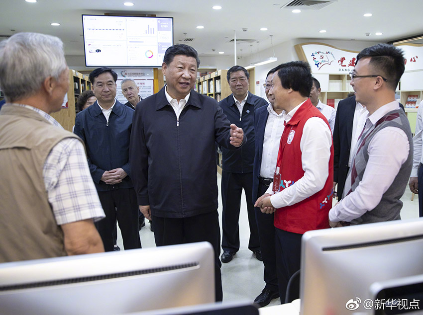 10月24日，中共中央總書記、國(guó)家主席、中央軍委主席習(xí)近平在深圳考察調(diào)研。這是習(xí)近平在深圳龍華區(qū)民治街道北站社區(qū)黨群服務(wù)中心同社區(qū)工作者和社區(qū)居民深入交談。 新華社記者 謝環(huán)馳 攝