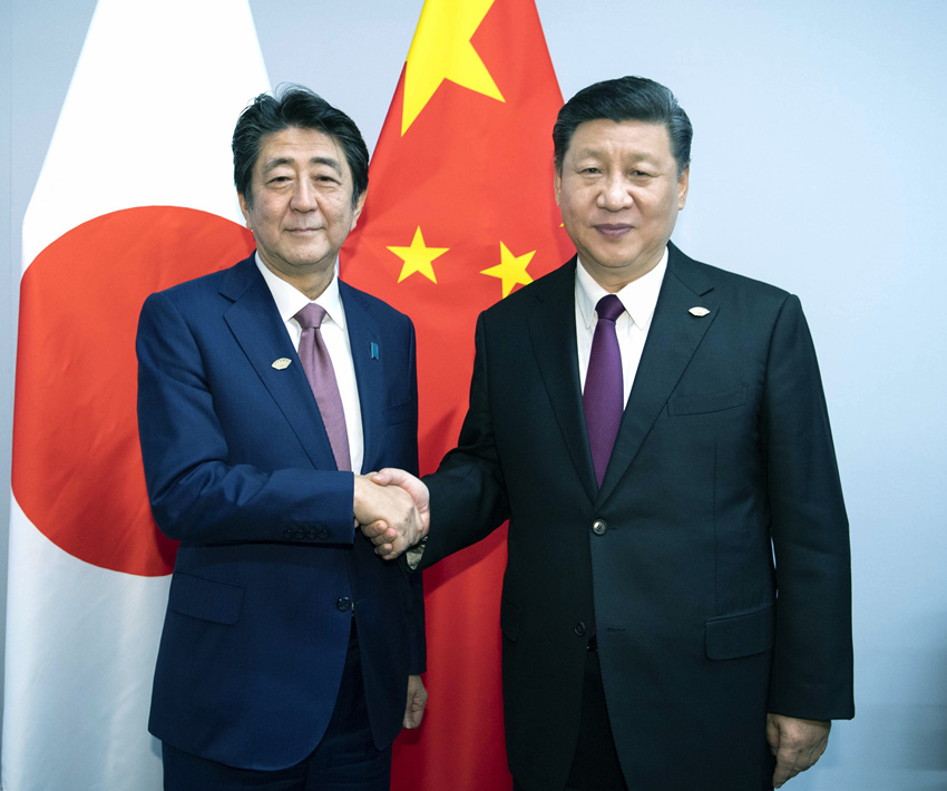 當?shù)貢r間11月30日，國家主席習近平在布宜諾斯艾利斯會見日本首相安倍晉三。 新華社記者 李濤 攝