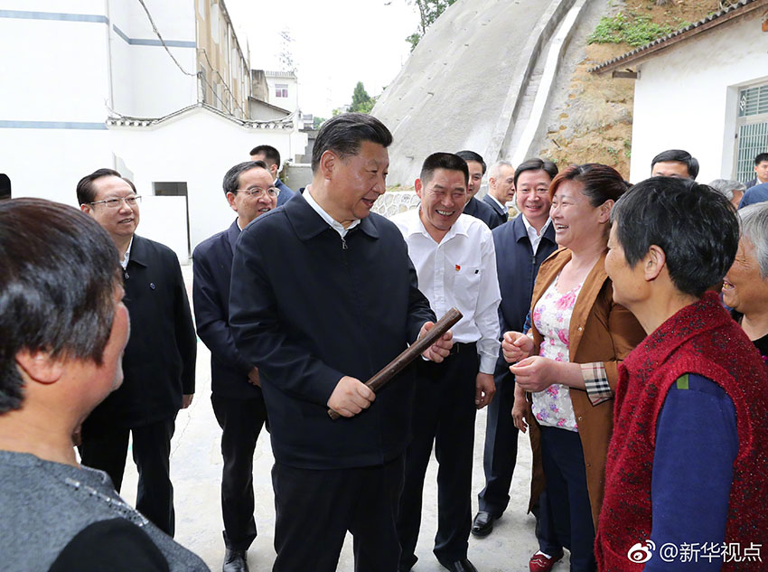 2018年4月24日下午，中共中央總書記、國家主席、中央軍委主席習(xí)近平來到緊鄰三峽大壩的宜昌市夷陵區(qū)太平溪鎮(zhèn)許家沖村，了解這個移民村的變遷和發(fā)展特色產(chǎn)業(yè)等情況。這是習(xí)近平接過村民洗衣用的棒槌，與村民親切交流。新華社記者 鞠鵬 攝