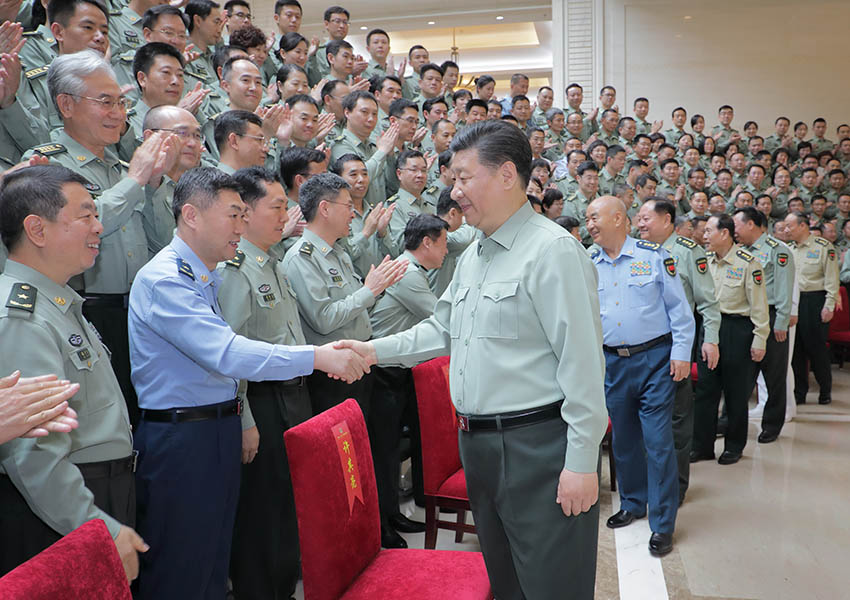 2018年5月16日上午，中共中央總書記、國家主席、中央軍委主席習近平視察軍事科學院，代表黨中央和中央軍委，對軍事科學院第八次黨代表大會的召開表示熱烈的祝賀，向軍事科學院全體同志致以誠摯的問候。這是習近平親切接見軍事科學院第八次黨代會代表。新華社記者 李剛 攝