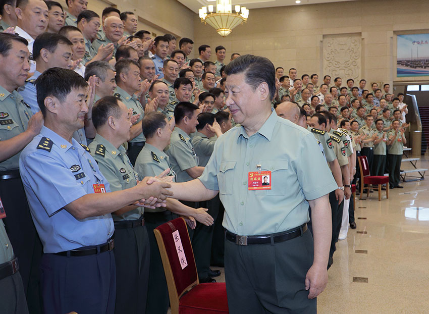 中央軍委黨的建設(shè)會議2018年8月17日至19日在北京召開。中共中央總書記、國家主席、中央軍委主席習(xí)近平出席會議並發(fā)表重要講話。這是習(xí)近平親切接見會議代表。 新華社記者 李剛  攝