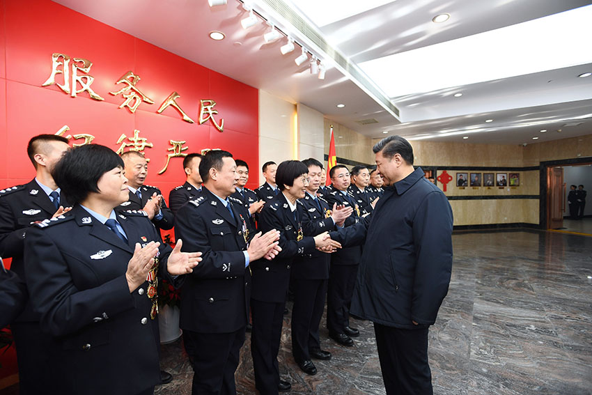 2月1日，中共中央總書記、國(guó)家主席、中央軍委主席習(xí)近平在北京看望慰問基層干部群眾，考察北京冬奧會(huì)、冬殘奧會(huì)籌辦工作。這是1日上午，習(xí)近平在北京市公安局，同公安英模和干警代表一一握手，向全國(guó)廣大公安干警致以新春祝福。 新華社記者 謝環(huán)馳 攝