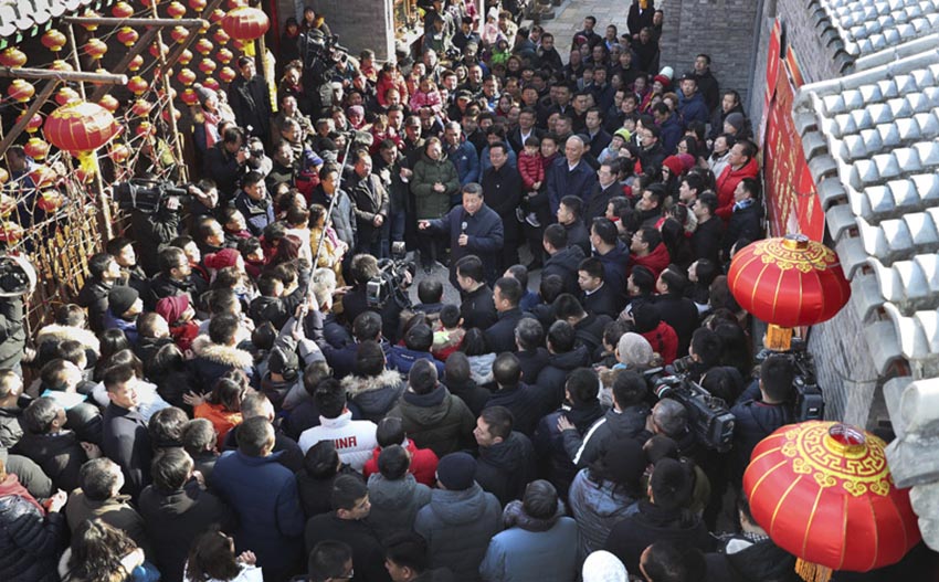 2月1日，中共中央總書記、國家主席、中央軍委主席習(xí)近平在北京看望慰問基層干部群眾，考察北京冬奧會(huì)、冬殘奧會(huì)籌辦工作。這是1日上午，習(xí)近平在前門東區(qū)草廠四條胡同給大家拜年，並向全國各族人民致以新春祝福。 新華社記者 丁海濤 攝