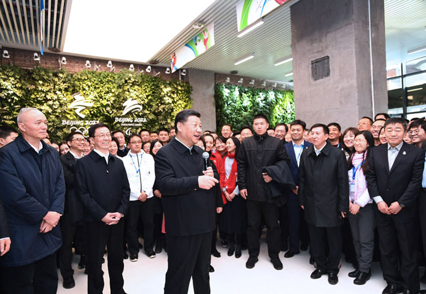 2月1日，中共中央總書記、國家主席、中央軍委主席習近平在北京看望慰問基層干部群眾，考察北京冬奧會、冬殘奧會籌辦工作。這是1日下午，習近平在石景山首鋼園區(qū)冬奧組委辦公樓，看望慰問北京冬奧組委工作人員和志願者代表。 新華社記者 謝環(huán)馳 攝