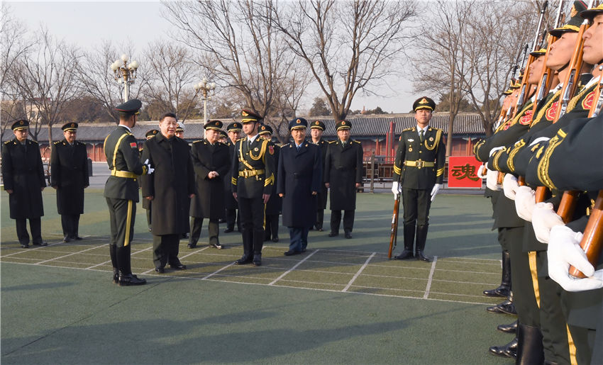 新春佳節(jié)即將到來之際，中共中央總書記、國家主席、中央軍委主席習(xí)近平2月2日專程來到北京衛(wèi)戍區(qū)，深入基層班排，察看執(zhí)勤哨位，親切慰問部隊官兵，代表黨中央和中央軍委，向全體人民解放軍指戰(zhàn)員、武警部隊官兵、民兵預(yù)備役人員致以誠摯問候和新春祝福。這是習(xí)近平觀看國旗中隊官兵護旗隊列動作訓(xùn)練。新華社記者 李剛 攝