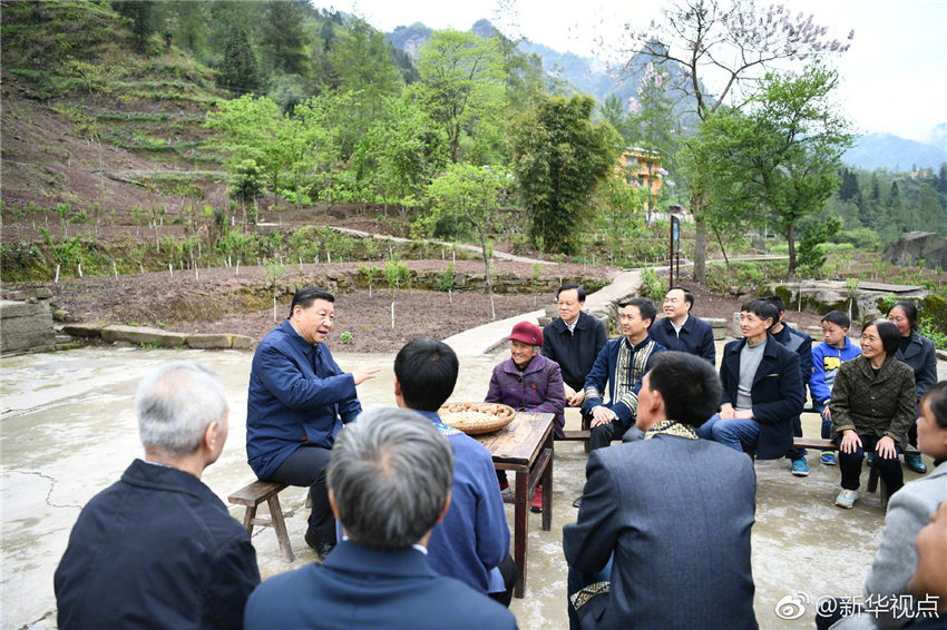 4月15日至17日，中共中央總書記、國家主席、中央軍委主席習(xí)近平在重慶考察，並主持召開解決“兩不愁三保障”突出問題座談會(huì)。這是4月15日下午，習(xí)近平在石柱土家族自治縣中益鄉(xiāng)華溪村同村民代表、基層干部、扶貧干部、鄉(xiāng)村醫(yī)生等圍坐在一起，共話脫貧攻堅(jiān)。新華社記者 謝環(huán)馳 攝