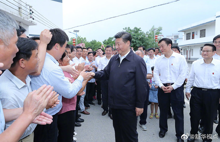 5月20日，中共中央總書記、國家主席、中央軍委主席習近平深入贛南老區(qū)考察調研。這是習近平來到贛州市於都縣梓山鎮(zhèn)潭頭村親切看望老區(qū)群眾。 新華社記者 鞠鵬 攝