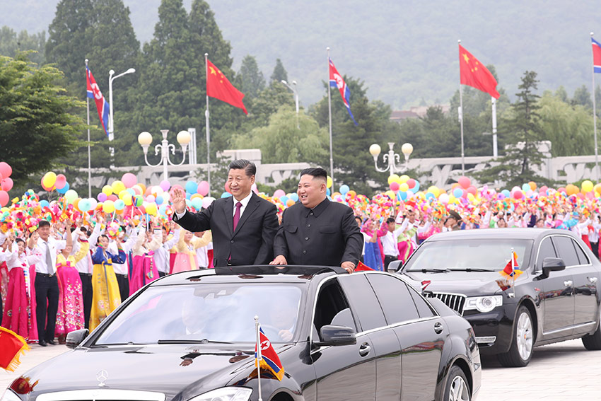 6月20日，中共中央總書記、國家主席習(xí)近平乘專機(jī)抵達(dá)平壤，開始對朝鮮民主主義人民共和國進(jìn)行國事訪問。朝鮮勞動(dòng)黨委員長、國務(wù)委員會委員長金正恩和夫人李雪主到機(jī)場熱情迎接習(xí)近平和夫人彭麗媛。朝方在機(jī)場舉行隆重歡迎儀式。歡迎儀式結(jié)束后，習(xí)近平與金正恩同車前往錦繡山太陽宮廣場，沿途數(shù)十萬群眾夾道歡迎。 新華社記者 鞠鵬 攝