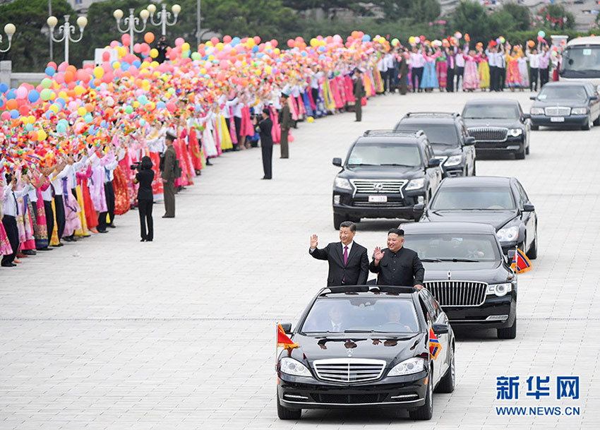 6月20日，中共中央總書記、國家主席習(xí)近平乘專機(jī)抵達(dá)平壤，開始對朝鮮民主主義人民共和國進(jìn)行國事訪問。朝鮮勞動黨委員長、國務(wù)委員會委員長金正恩和夫人李雪主到機(jī)場熱情迎接習(xí)近平和夫人彭麗媛。朝方在機(jī)場舉行隆重歡迎儀式。歡迎儀式結(jié)束后，習(xí)近平與金正恩同車前往錦繡山太陽宮廣場，沿途數(shù)十萬群眾夾道歡迎。 新華社記者 申宏 攝