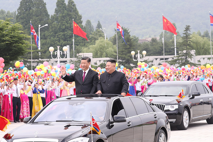 6月20日，中共中央總書記、國家主席習(xí)近平乘專機(jī)抵達(dá)平壤，開始對(duì)朝鮮民主主義人民共和國進(jìn)行國事訪問。朝鮮勞動(dòng)黨委員長(zhǎng)、國務(wù)委員會(huì)委員長(zhǎng)金正恩和夫人李雪主到機(jī)場(chǎng)熱情迎接習(xí)近平和夫人彭麗媛。朝方在機(jī)場(chǎng)舉行隆重歡迎儀式。歡迎儀式結(jié)束后，習(xí)近平與金正恩同車前往錦繡山太陽宮廣場(chǎng)，沿途數(shù)十萬群眾夾道歡迎。 新華社記者 鞠鵬 攝