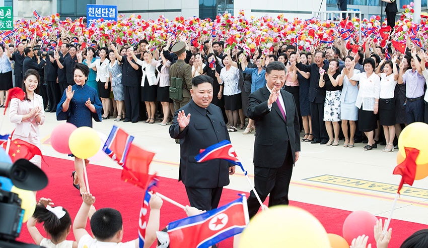 6月21日，中共中央總書記、國家主席習(xí)近平結(jié)束對朝鮮的國事訪問離開平壤回國。離開前，習(xí)近平和夫人彭麗媛出席朝鮮勞動(dòng)黨委員長、國務(wù)委員會(huì)委員長金正恩和夫人李雪主在機(jī)場舉行的歡送儀式。新華社記者 黃敬文 攝