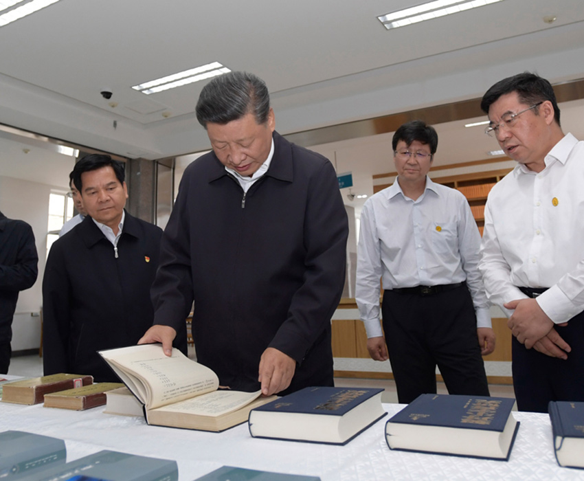 7月16日，中共中央總書記、國家主席、中央軍委主席習近平在內(nèi)蒙古考察並指導開展“不忘初心、牢記使命”主題教育。這是習近平在位於呼和浩特市的內(nèi)蒙古大學了解學校建設發(fā)展歷史、教學科研工作情況。 新華社記者 李學仁 攝