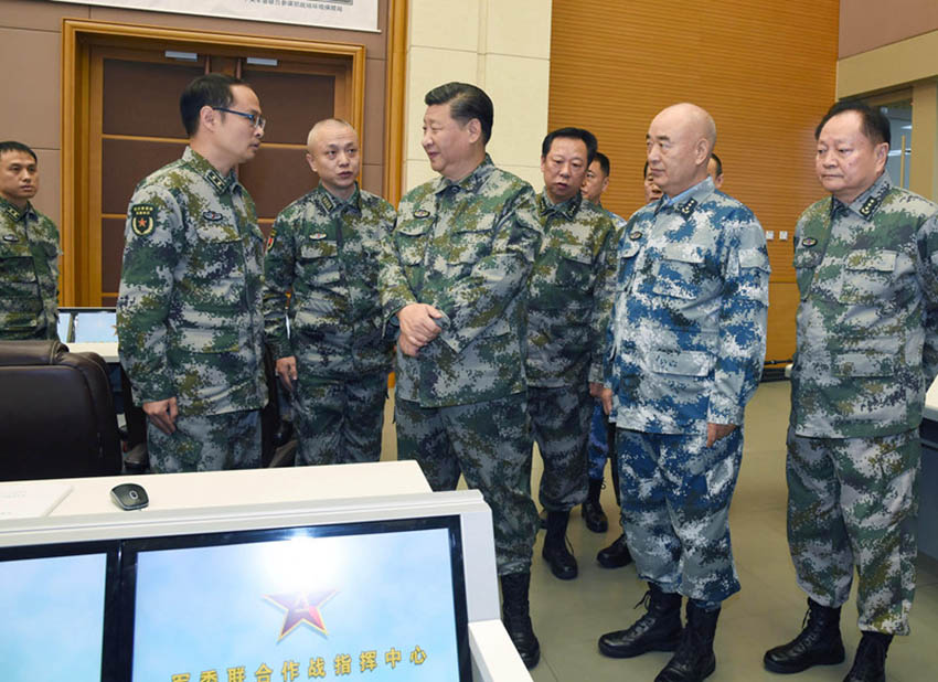 2017年11月3日，中共中央總書記、國家主席、中央軍委主席、軍委聯(lián)指總指揮習(xí)近平視察軍委聯(lián)合作戰(zhàn)指揮中心，表明新一屆軍委貫徹落實黨的十九大精神、推動全軍各項工作向能打仗、打勝仗聚焦的鮮明態(tài)度。這是習(xí)近平察看了解中心值班備戰(zhàn)情況。新華社記者 李剛 攝