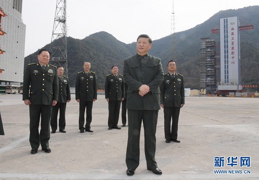 2018年2月10日，中共中央總書記、國家主席、中央軍委主席習近平來到駐四川部隊某基地，深入發(fā)射工位和技術廠房，看望慰問部隊官兵，代表黨中央和中央軍委，向全體解放軍指戰(zhàn)員、武警部隊官兵、民兵預備役人員致以誠摯問候和新春祝福。這是習近平來到某基地發(fā)射場聽取情況匯報。新華社記者 李剛 攝