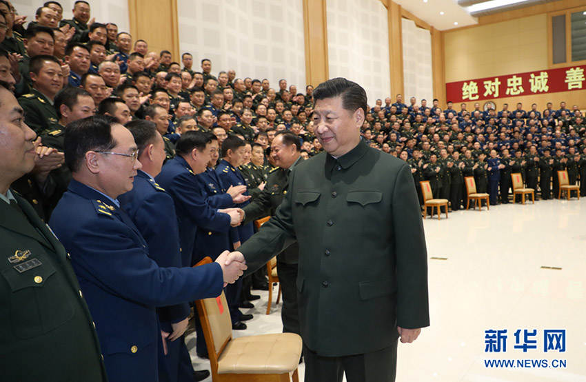 2018年2月12日，中共中央總書記、國(guó)家主席、中央軍委主席習(xí)近平在成都親切接見(jiàn)駐蓉部隊(duì)師以上領(lǐng)導(dǎo)干部和建制團(tuán)單位主官。新華社記者 李剛 攝