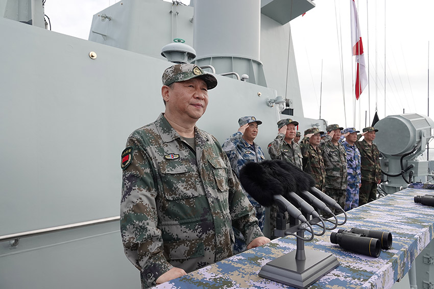 2018年4月12日上午，中央軍委在南海海域隆重舉行海上閱兵，展示人民海軍嶄新面貌，激發(fā)強(qiáng)國(guó)強(qiáng)軍堅(jiān)定信念。中共中央總書(shū)記、國(guó)家主席、中央軍委主席習(xí)近平檢閱部隊(duì)並發(fā)表重要講話。這是習(xí)近平檢閱海上編隊(duì)。新華社記者 李剛 攝