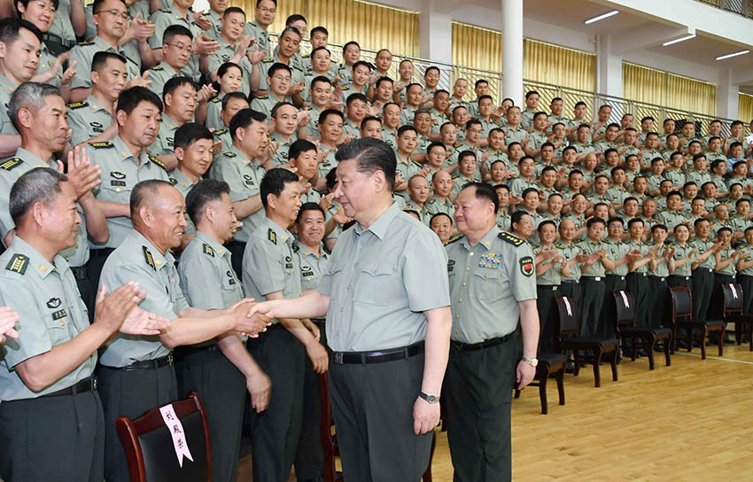 2019年5月21日，中共中央總書(shū)記、國(guó)家主席、中央軍委主席習(xí)近平到陸軍步兵學(xué)院視察。這是習(xí)近平親切接見(jiàn)駐江西部隊(duì)副師職以上領(lǐng)導(dǎo)干部和建制團(tuán)級(jí)單位主官、陸軍步兵學(xué)院本部正團(tuán)職以上干部和石家莊校區(qū)主官、專家教授代表。新華社記者 李剛 攝