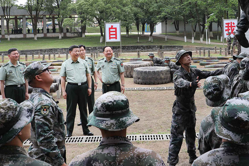 2019年5月21日，中共中央總書記、國(guó)家主席、中央軍委主席習(xí)近平到陸軍步兵學(xué)院視察。這是習(xí)近平觀看學(xué)員進(jìn)行極限訓(xùn)練。新華社記者 李剛 攝