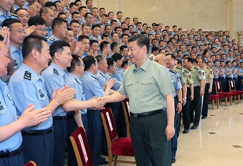 2019年6月18日，中共中央總書記、國家主席、中央軍委主席習近平在北京接見空軍第十三次黨代表大會全體代表。這是習近平同代表們親切握手。 新華社記者 李剛 攝