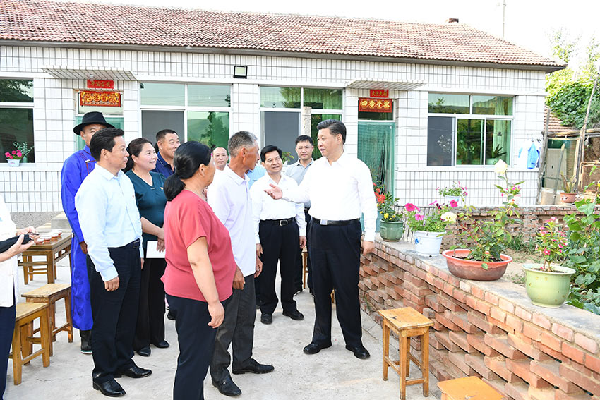 7月15日，中共中央總書記、國(guó)家主席、中央軍委主席習(xí)近平赴內(nèi)蒙古自治區(qū)考察調(diào)研。這是習(xí)近平在赤峰市喀喇沁旗河南街道馬鞍山村了解情況。 新華社記者 謝環(huán)馳 攝