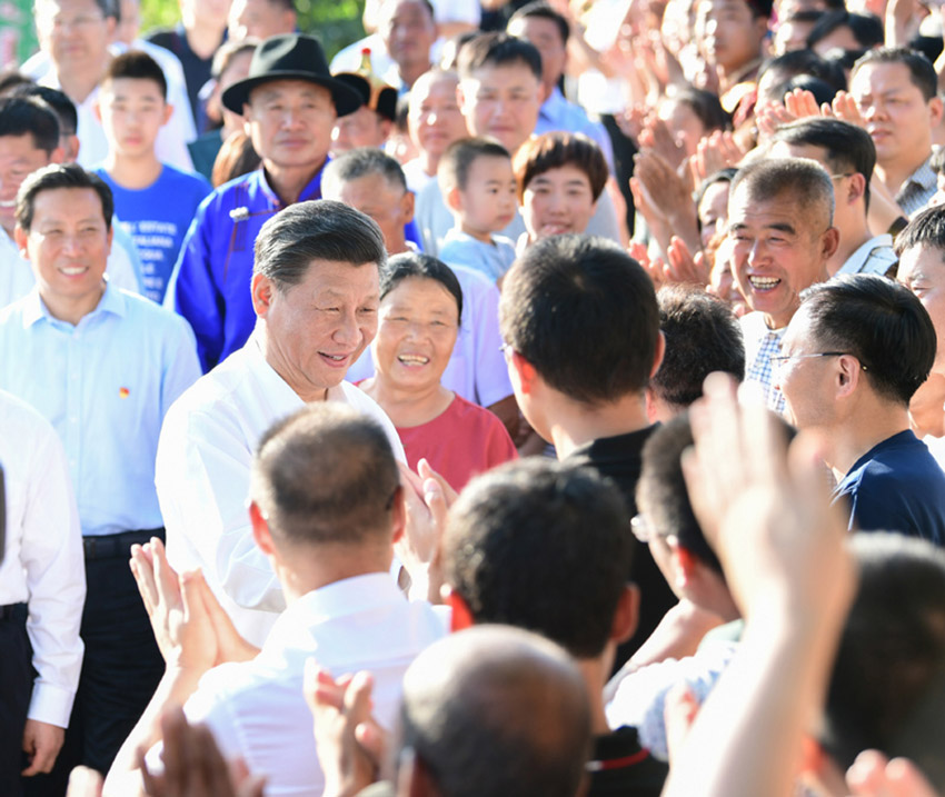 7月15日，中共中央總書記、國(guó)家主席、中央軍委主席習(xí)近平赴內(nèi)蒙古自治區(qū)考察調(diào)研。這是習(xí)近平在赤峰市喀喇沁旗河南街道馬鞍山村同群眾親切握手。 新華社記者 謝環(huán)馳 攝