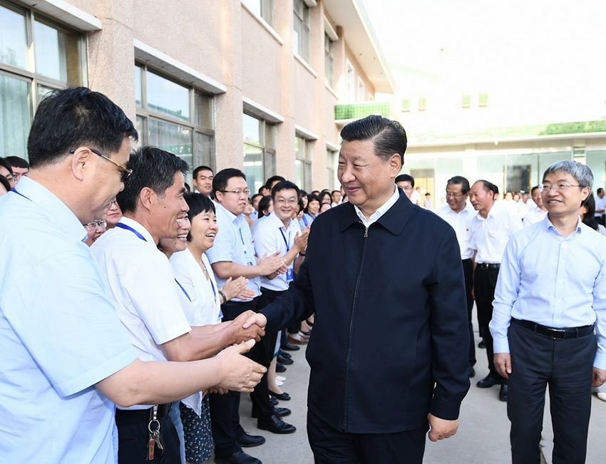 8月19日，中共中央總書記、國家主席、中央軍委主席習近平來到敦煌研究院，察看珍藏文物和學術成果展示，並同有關專家、學者和文化單位代表座談。 新華社記者 謝環(huán)馳 攝