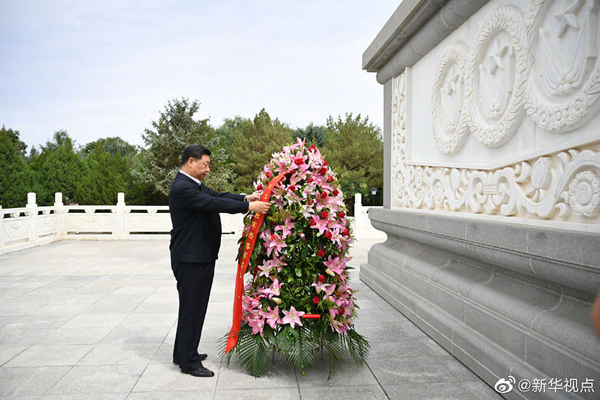 8月20日上午，中共中央總書記、國家主席、中央軍委主席習(xí)近平來到甘肅省張掖市高臺(tái)縣，瞻仰中國工農(nóng)紅軍西路軍紀(jì)念碑和陣亡烈士公墓，向西路軍革命先烈敬獻(xiàn)花籃，並參觀了中國工農(nóng)紅軍西路軍紀(jì)念館。 新華社記者 謝環(huán)馳 攝